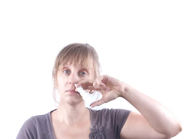 Mulher pingando o medicamento no nariz — Fotografia de Stock