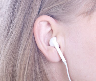 Kadının kulağı beyaz earpod ile