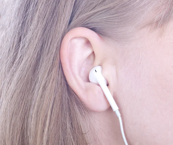 Kadının kulağı beyaz earpod ile