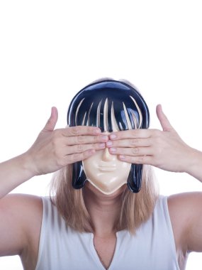 Maskeli genç kadın.