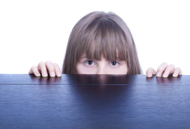 Siyah-beyaz üniformalı bir masada oturan güzel kız öğrenci