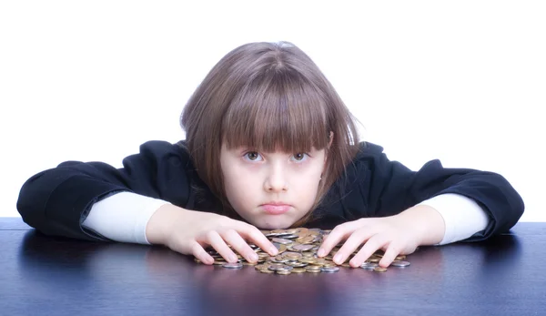 Schönes Mädchen in Schuluniform sitzt an einem Tisch und zählt — Stockfoto