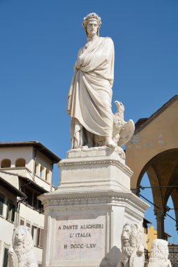 Dante'nın heykeli Floransa