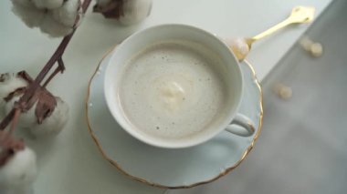 Bir fincan kahve ve tepside bir çay kaşığı