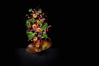 Uçan tava malzemeleri - karides, sebze, pak choi yaprağı, soğan ve fıstık. Asya yemeği servisi. Çin tarifleri. Wok hazırlama malzemeleri. Boşluğu kopyala.