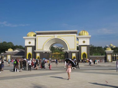 Kuala Lumpur - 25 Temmuz 2019: Malezya hükümdarı Yang di-Pertuan Agong 'un resmi ikamet yeri olan Istana Negara' yı ziyaret edin..
