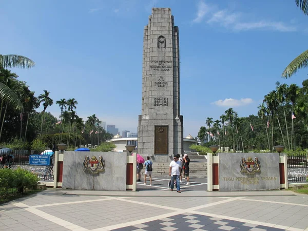 Kuala Lumpur Julio 2019 Los Turistas Visitan Tugu Negara Monumento — Foto de Stock