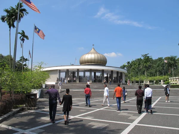 Kuala Lumpur Julio 2019 Los Turistas Visitan Tugu Negara Monumento — Foto de Stock