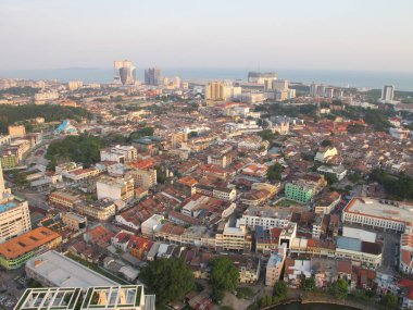 Kuala Lumpur - 25 Temmuz 2019: Şehrin şehir manzarası, şehrin en yüksek binası olan Petronas İkiz Kulesi 'nin turizm seviyesinden binaların ve şehir manzarasının görüntülenmesi.