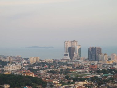 Kuala Lumpur - 25 Temmuz 2019: Şehrin şehir manzarası, şehrin en yüksek binası olan Petronas İkiz Kulesi 'nin turizm seviyesinden binaların ve şehir manzarasının görüntülenmesi.