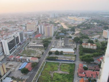 Kuala Lumpur - 25 Temmuz 2019: Şehrin şehir manzarası, şehrin en yüksek binası olan Petronas İkiz Kulesi 'nin turizm seviyesinden binaların ve şehir manzarasının görüntülenmesi.