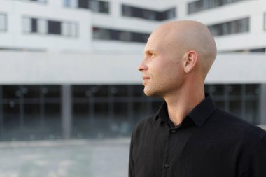 Binanın önünde duran bir adam.