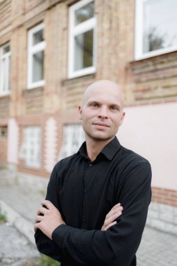 Mavi gözlü bir gencin portresi.