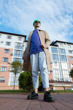 Kaygısız genç bir erkeğin düşük açılı görüntüsü gökyüzüne karşıdır..