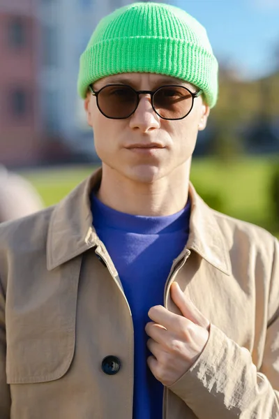 帽子と眼鏡をかけた平たい服を着たハンサムな若い男 — ストック写真