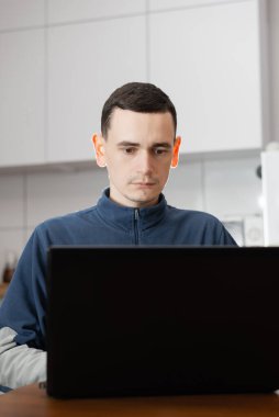 Bilgisayarla çalışan genç bir adam, klavyede metin yazdırıyor.