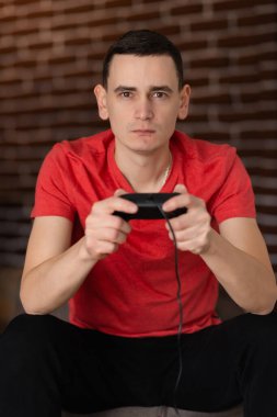 Video oyunlarına odaklanmış genç bir adam.