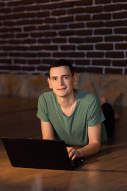 Yerde yatan iyi titreşimli bir adam.