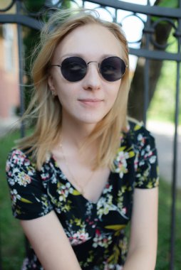 Güneş gözlüklü güzel bir kadın.