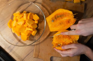 Kızartılmak üzere dilimlenecek sarı bir balkabağı.