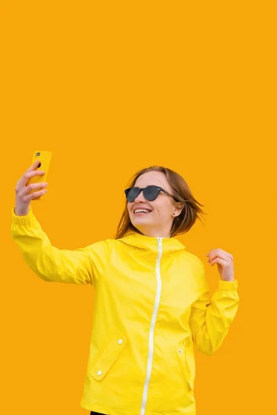 A beautiful girl takes a selfie smiling and fix her hair — Stock Photo, Image