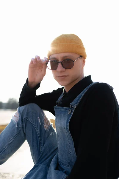 黄色の帽子とサングラスの若い男の肖像画 — ストック写真