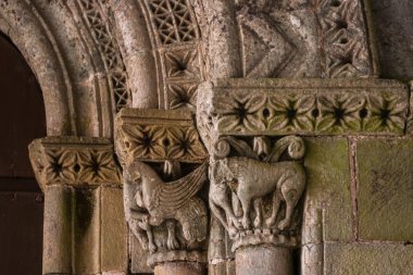 closeup Romanesk archivolts ve başkentleri