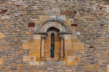 raffinata finestra di chiesa romanica 