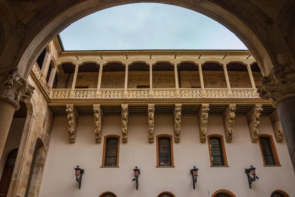 Krásný balkon v nádvoří paláce salina — Stock fotografie