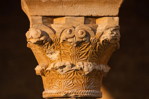 Krásné románské kapitálu detailní pohled — Stock fotografie