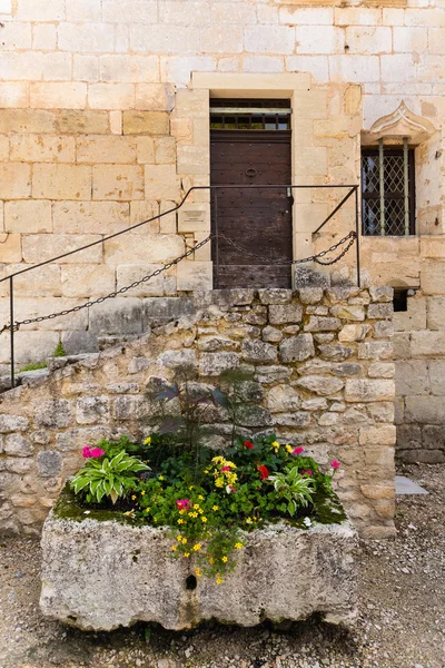 Caixa de flores coloridas e escadas — Fotografia de Stock