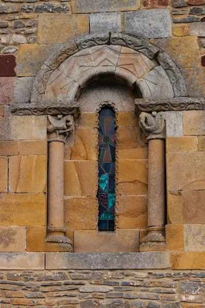 Arte románico fino en la ventana aof una iglesia —  Fotos de Stock