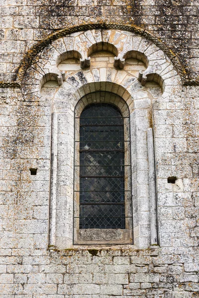 Jemné románská okna v kostele saint amand de coly fran — Stock fotografie