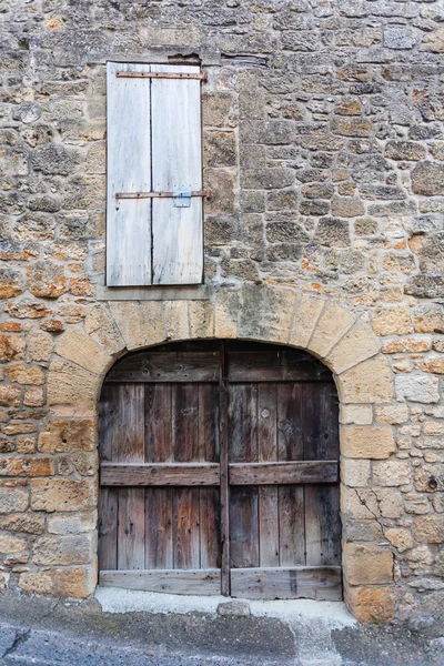 Stare drzwi i okna w dordogne — Stockfoto