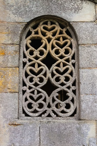 Janela de treliça deslumbrante na igreja pré-romanesca — Fotografia de Stock