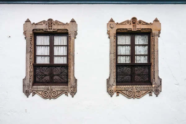 Due belle finestre gemelle — Foto Stock