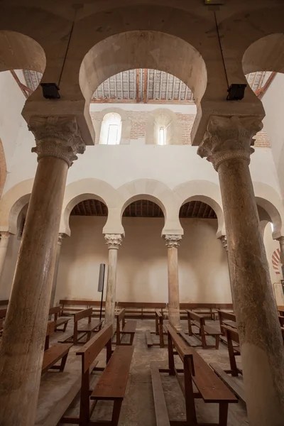 Vista verticale della bella galleria mozarabica — Foto Stock