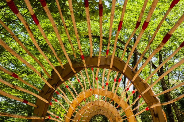 Дерев'яна пергола у французькому саду — стокове фото