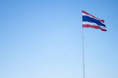 Tayland bayrağı mavi gökyüzü arkaplanlı.