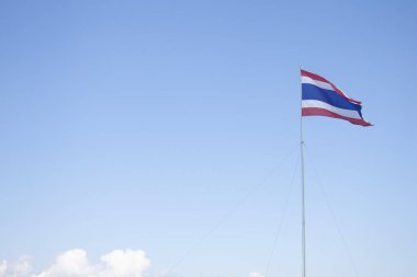 Tayland bayrağı mavi gökyüzü arkaplanlı.