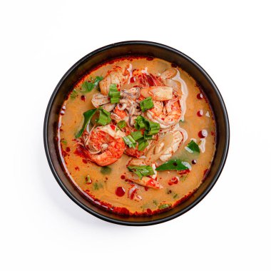 Tom Yum Goong Thai 'nin beyaz arka planda sıcak baharatlı çorba manzarası