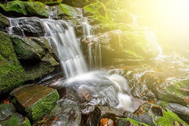 Tayland 'daki büyük şelale