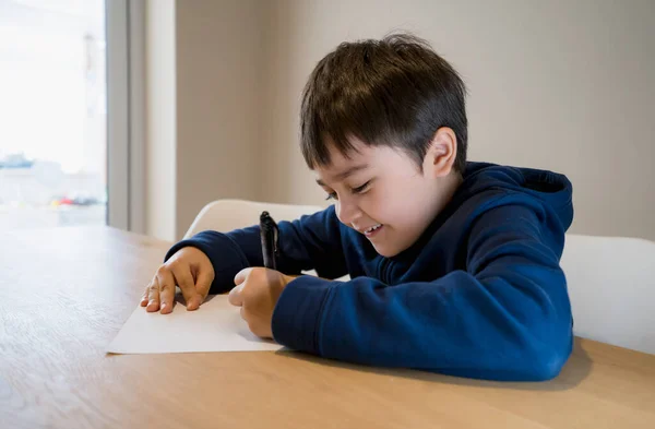 Portret Van Een Schoolkind Dat Alleen Huiswerk Zit Maken Happy — Stockfoto