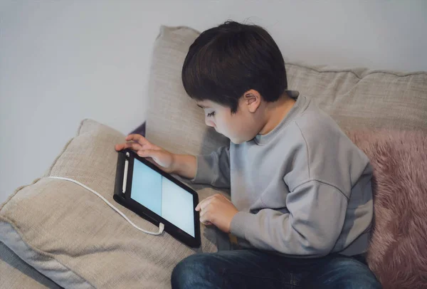 Gaya Hidup Normal Baru Kid Duduk Sofa Menonton Kartun Atau — Stok Foto