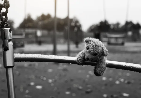 Muñeca Oso Peluche Perdida Acostada Sobre Metal Con Gotas Lluvia —  Fotos de Stock