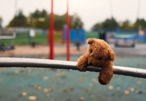어두운 날씨에 놀이터에 빗방울이 떨어지는 잃어버린 인형외로운 버려진 공원에 외로운 — 스톡 사진