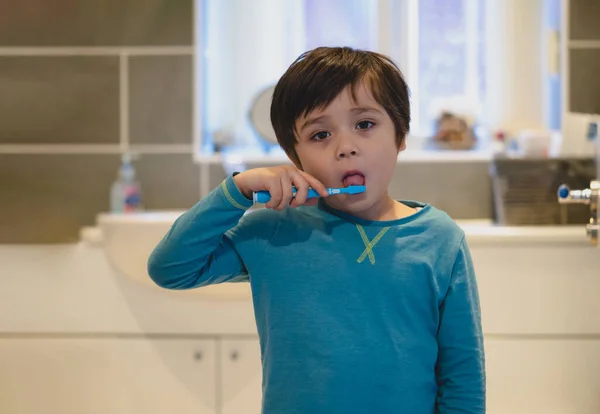 Retrato Criança Escovação Dentes Língua Sala Banho Criança Vestindo Pijama — Fotografia de Stock