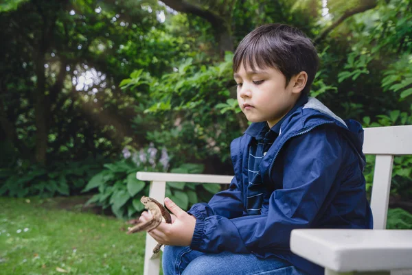 Συναισθηματικό Πορτραίτο Του Μοναχικού Παιδιού Κάθεται Μόνο Του Στο Παγκάκι — Φωτογραφία Αρχείου