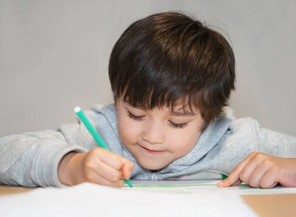 Candid Schoot Gelukkig Kind Zitten Alleen Huiswerk Doen Kind Jongen — Stockfoto