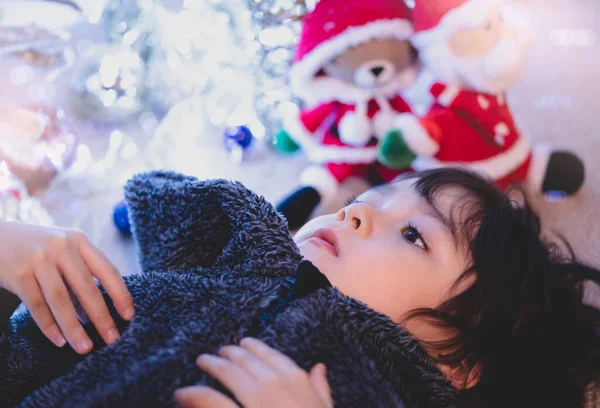 Kid Lying Carpet Watching Blurry Bright Light Christmas Decorations Background — Stock Photo, Image